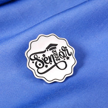 Load image into Gallery viewer, Senior 2022 Graduation Pin Graduation Gifts for Her 2022 High School College Graduation Gifts for Him Class of 2022 Graduates Masters Nursing Student Graduation Gift for Son Daughter from Dad Mom