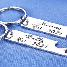 Load image into Gallery viewer, Pregnancy Announcement Gifts Mommy Daddy Est 2021 Keychain Set of 2Pcs for First Time Mom Dad Birthday for New Parents Father Mother to Be Christmas Gift New Year Key Chain Baby Footprint