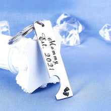 Load image into Gallery viewer, Pregnancy Announcement Gifts Mommy Daddy Est 2021 Keychain Set of 2Pcs for First Time Mom Dad Birthday for New Parents Father Mother to Be Christmas Gift New Year Key Chain Baby Footprint