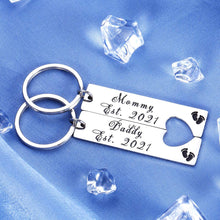 Load image into Gallery viewer, Pregnancy Announcement Gifts Mommy Daddy Est 2021 Keychain Set of 2Pcs for First Time Mom Dad Birthday for New Parents Father Mother to Be Christmas Gift New Year Key Chain Baby Footprint