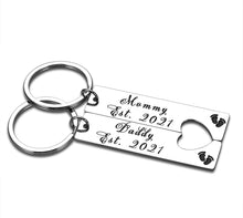 Load image into Gallery viewer, Pregnancy Announcement Gifts Mommy Daddy Est 2021 Keychain Set of 2Pcs for First Time Mom Dad Birthday for New Parents Father Mother to Be Christmas Gift New Year Key Chain Baby Footprint
