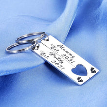 Load image into Gallery viewer, Pregnancy Announcement Gifts Mommy Daddy Est 2021 Keychain Set of 2Pcs for First Time Mom Dad Birthday for New Parents Father Mother to Be Christmas Gift New Year Key Chain Baby Footprint
