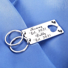 Load image into Gallery viewer, Pregnancy Announcement Gifts Mommy Daddy Est 2021 Keychain Set of 2Pcs for First Time Mom Dad Birthday for New Parents Father Mother to Be Christmas Gift New Year Key Chain Baby Footprint
